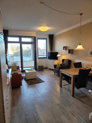 una sala de estar con un sofá y una mesa en Inseloase, en Fehmarn
