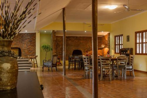 Khu vực ghế ngồi tại Franks Bush Camp