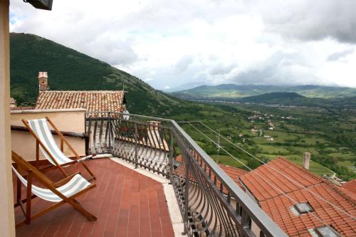 ScontroneにあるDon Pasquale Scontrone Houseの山の景色を望むバルコニー(椅子2脚付)