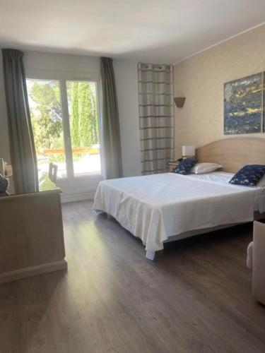 Postel nebo postele na pokoji v ubytování Hôtel Le Mas des Ecureuils