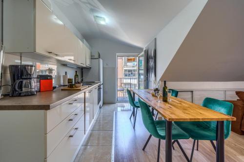 Modern, spacious with free car parking