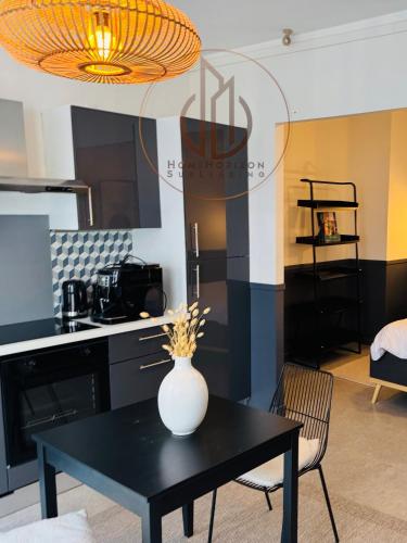 un vase assis sur une table dans une pièce dans l'établissement Le cozy, Limoges, à Limoges