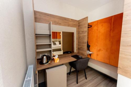 a small room with a desk and a mirror at Villa Bijoux in Ploieşti
