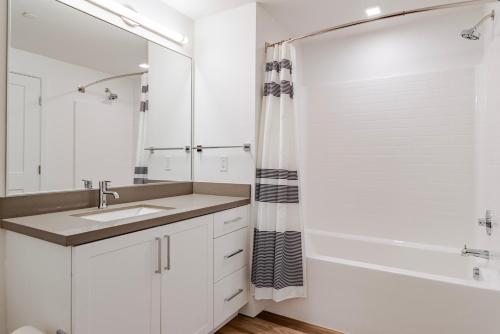 旧金山Blueground Pleasant Hill balcony nr park SFO-1914的带水槽和淋浴的白色浴室