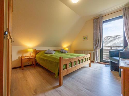 una camera da letto con un letto e una grande finestra di La Casa Ferienwohnung Strandweg a Steinberg