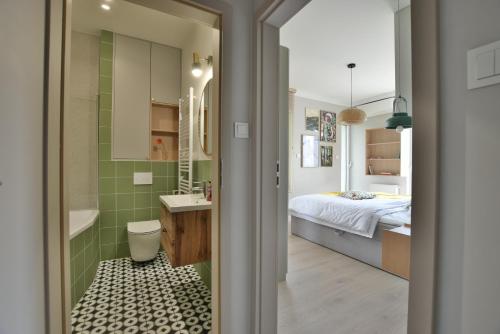 La salle de bains est pourvue d'un lavabo et d'un lit dans la chambre. dans l'établissement BeeMeeMuu - Magiczny Horyzont Wisła, à Wisła