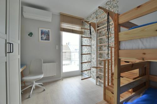 Cette chambre dispose de lits superposés, d'un bureau et d'une chaise. dans l'établissement BeeMeeMuu - Magiczny Horyzont Wisła, à Wisła