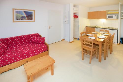 a room with a bed and a table and a kitchen at Balcons C 026 - PARC NAT VANOISE appart 6 pers in Termignon