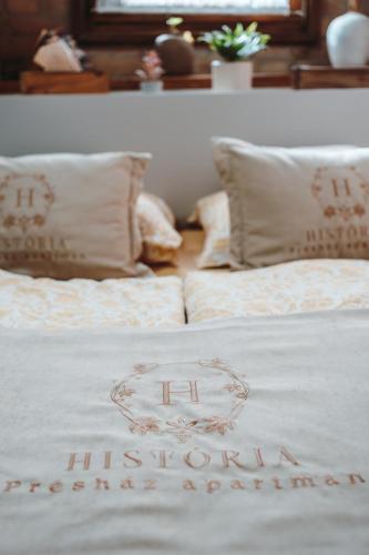 a bed with the word hannah on the blanket at História Présház boutique Nagyréde in Gyöngyös
