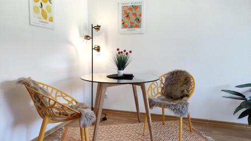 a dining room with a table and two chairs at Kurzentrum, Küche, radfreundlich, gemütliches Bett in Bad Schmiedeberg