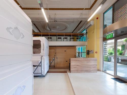 Capsule Hotel Happy loungeにあるキッチンまたは簡易キッチン