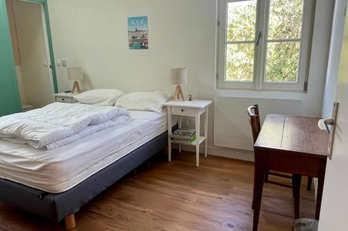 Ένα ή περισσότερα κρεβάτια σε δωμάτιο στο Charming house with garden near the port
