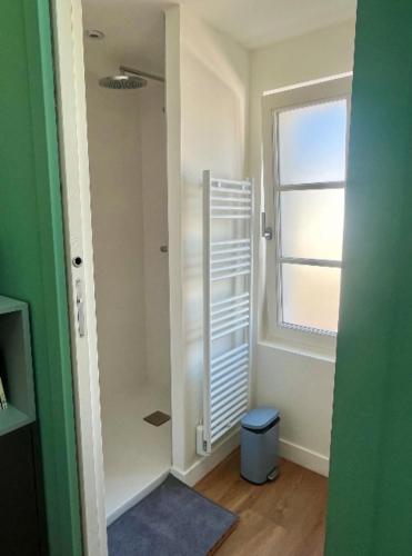Ένα μπάνιο στο Charming house with garden near the port