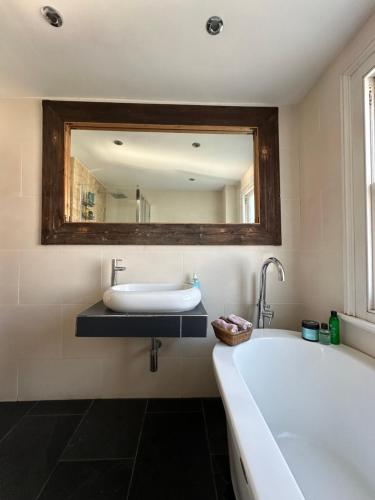 Et badeværelse på Centrally Located Boutique Townhouse