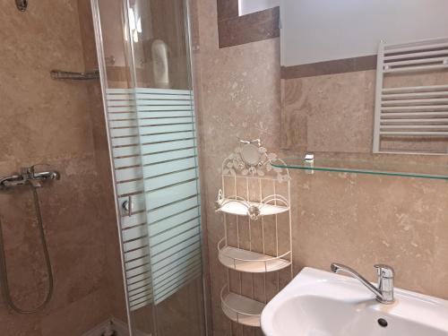 Ένα μπάνιο στο CASA DOBRE