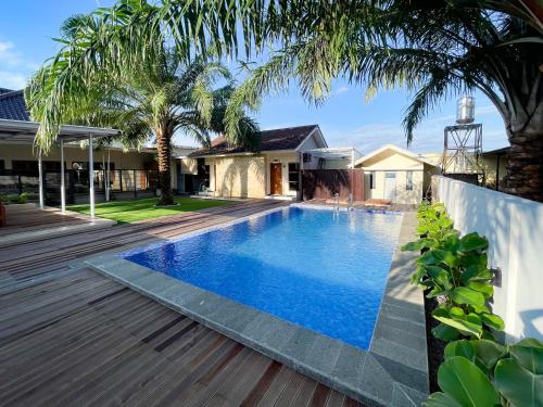a swimming pool in the backyard of a house at RedDoorz Syariah Plus near Banyuwangi Airport in Dadapan