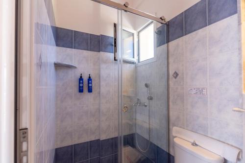 Un baño de Voula Resort