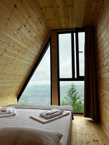 Una cama o camas en una habitación de Kvirike Hills