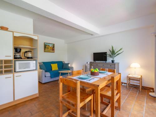 une cuisine et un salon avec une table et des chaises dans l'établissement Studio Les Coralines-3 by Interhome, à Sainte-Maxime