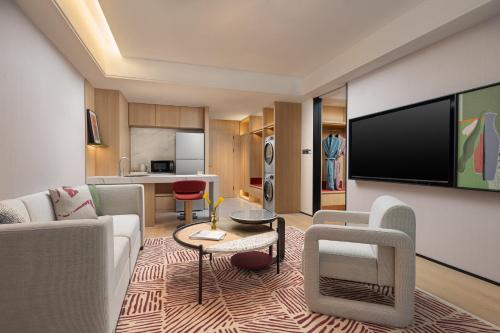 Atwell Suites Shanghai Wuning by IHGにあるテレビまたはエンターテインメントセンター