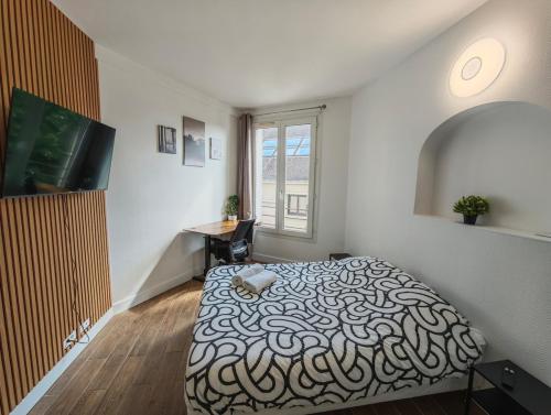 une chambre avec un lit et une fenêtre dans l'établissement Paris Cozy Studio - 15 Min Paris, à Aulnay-sous-Bois