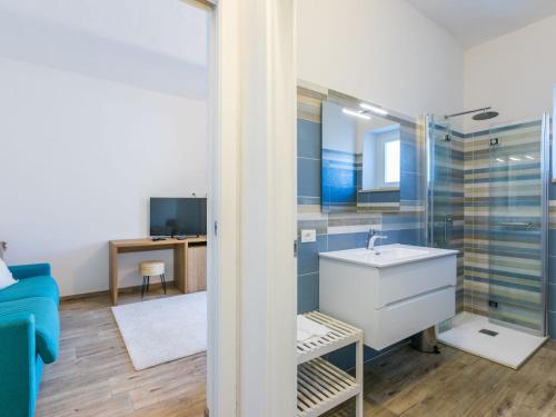 a bathroom with a sink and a mirror at Holiday Home Da Lisa by Interhome in Fiorino