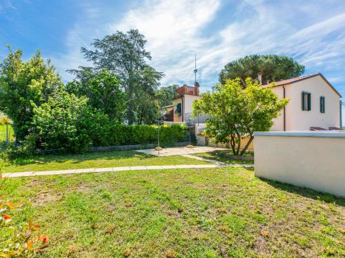 a yard with a house and trees in the background at Holiday Home Da Lisa by Interhome in Fiorino