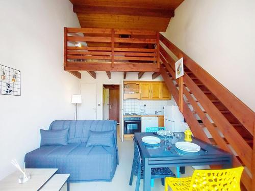 sala de estar con mesa azul y sofá en Apartment Moulin de la Brunette-6 by Interhome, en Saint-Palais-sur-Mer
