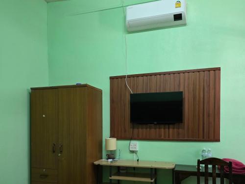 TV a/nebo společenská místnost v ubytování JaiSabai Homestay