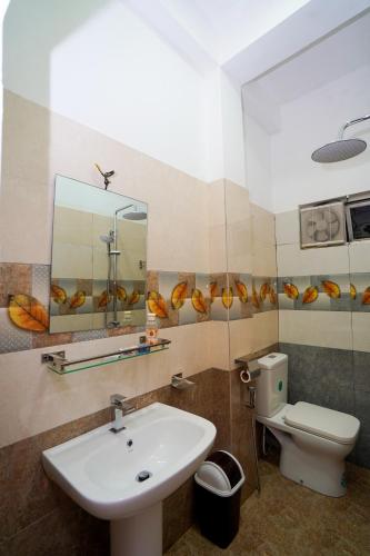 a bathroom with a sink and a toilet at Airport 4 Season Transit Hotel in Katunayake