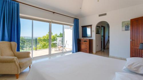 une chambre avec un lit et une grande fenêtre dans l'établissement Villa Grazalema 2 - Villa 39 Arcos de la Frontera by Ruralidays, à Arcos de la Frontera