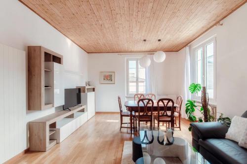 Кухня или мини-кухня в Sestante Apartments by Quokka 360 - A garden in the town centre
