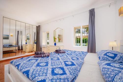 a large bedroom with a blue and white bed at Villa Pedro strandnah ruhig zentral in Can Pastilla