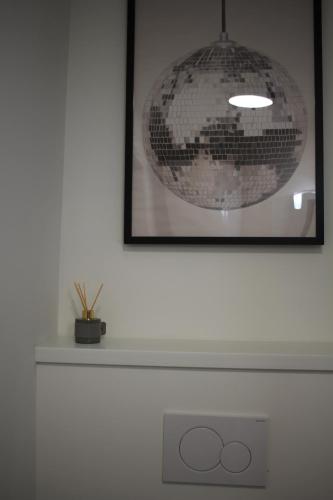 a picture above a fireplace with a picture on the wall at Diesters huisje in Diest