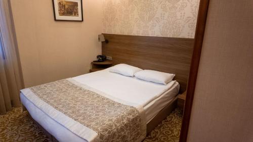 Una cama o camas en una habitación de Cesmeli Konak Hotel Silivri