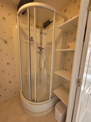 - une douche dans une armoire blanche dans l'établissement Maison de la Sau, à La Nouette