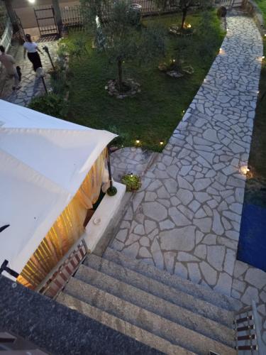 a tent is set up on a set of stairs at La Sosta in Lunigiana in Monti di Licciana Nardi