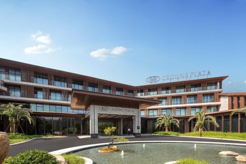 Kolam renang di atau dekat dengan Crowne Plaza Quzhou, an IHG Hotel