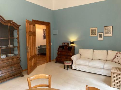 a living room with a white couch and a table at Auberge Tabarz Breitenberg in Tabarz
