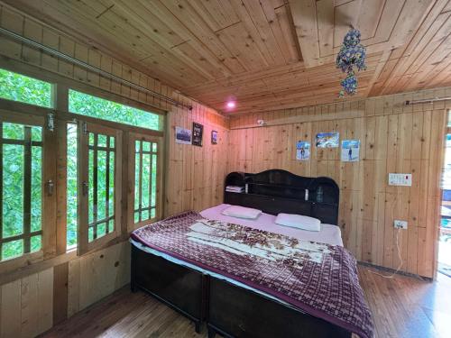 Ένα ή περισσότερα κρεβάτια σε δωμάτιο στο Viraaj Homestay