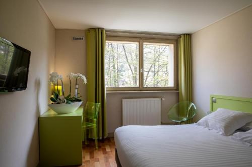 Llit o llits en una habitació de Hotel Du Lac