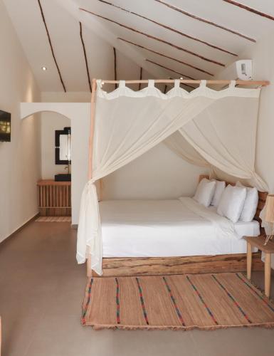 Llit o llits en una habitació de Gorée Suites