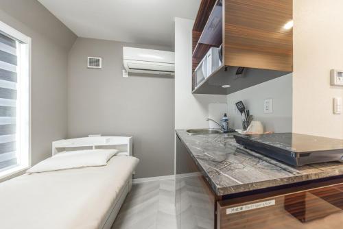 402 Direct access to Narita Haneda 5-minute walk from Keikyu Kamata Station with kitchen, ideal for telework, apartment