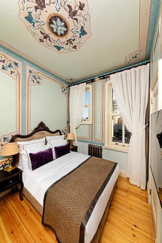 Postel nebo postele na pokoji v ubytování Meroddi Barnathan Hotel