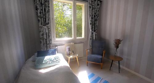 Posezení v ubytování Nätti, avara huoneisto, kaksi weeceetä, kaksi sisäänkäyntiä