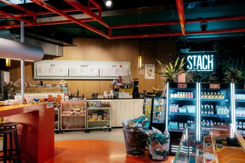 アムステルダムにあるThe Social Hub Amsterdam Cityのファストフードレストラン(レジ係、カウンター付)