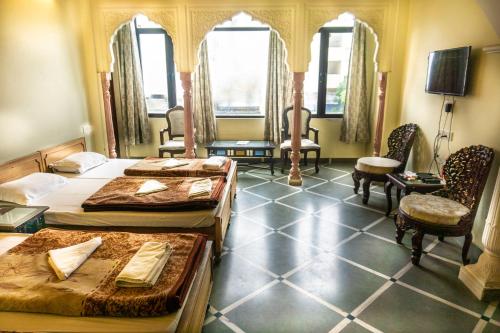 Postel nebo postele na pokoji v ubytování Krishna Palace - A Heritage Boutique Hotel