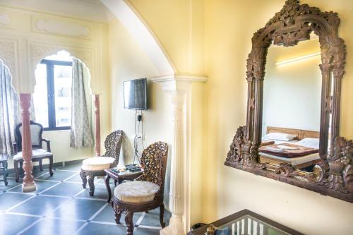 TV a/nebo společenská místnost v ubytování Krishna Palace - A Heritage Boutique Hotel