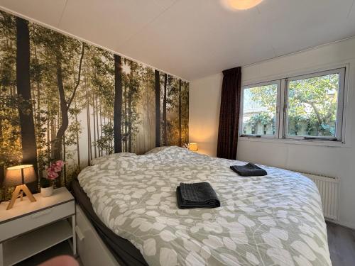 Postel nebo postele na pokoji v ubytování VELUWE RETREATS PUTTEN - Chalets with Huge Gardens and Private Saunas on Park with Swimming Pool, Cafeteria and More Facilities