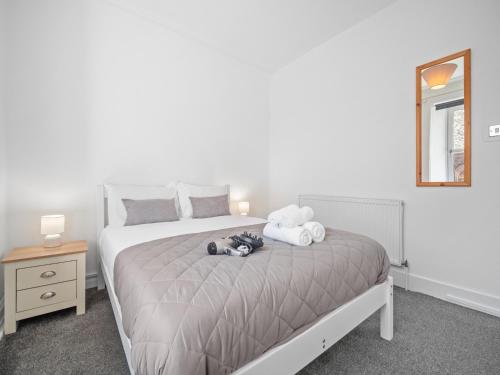 a bedroom with a bed with a stuffed animal on it at Ludgate 2 Bedroom Apartment - Alloa in Alloa